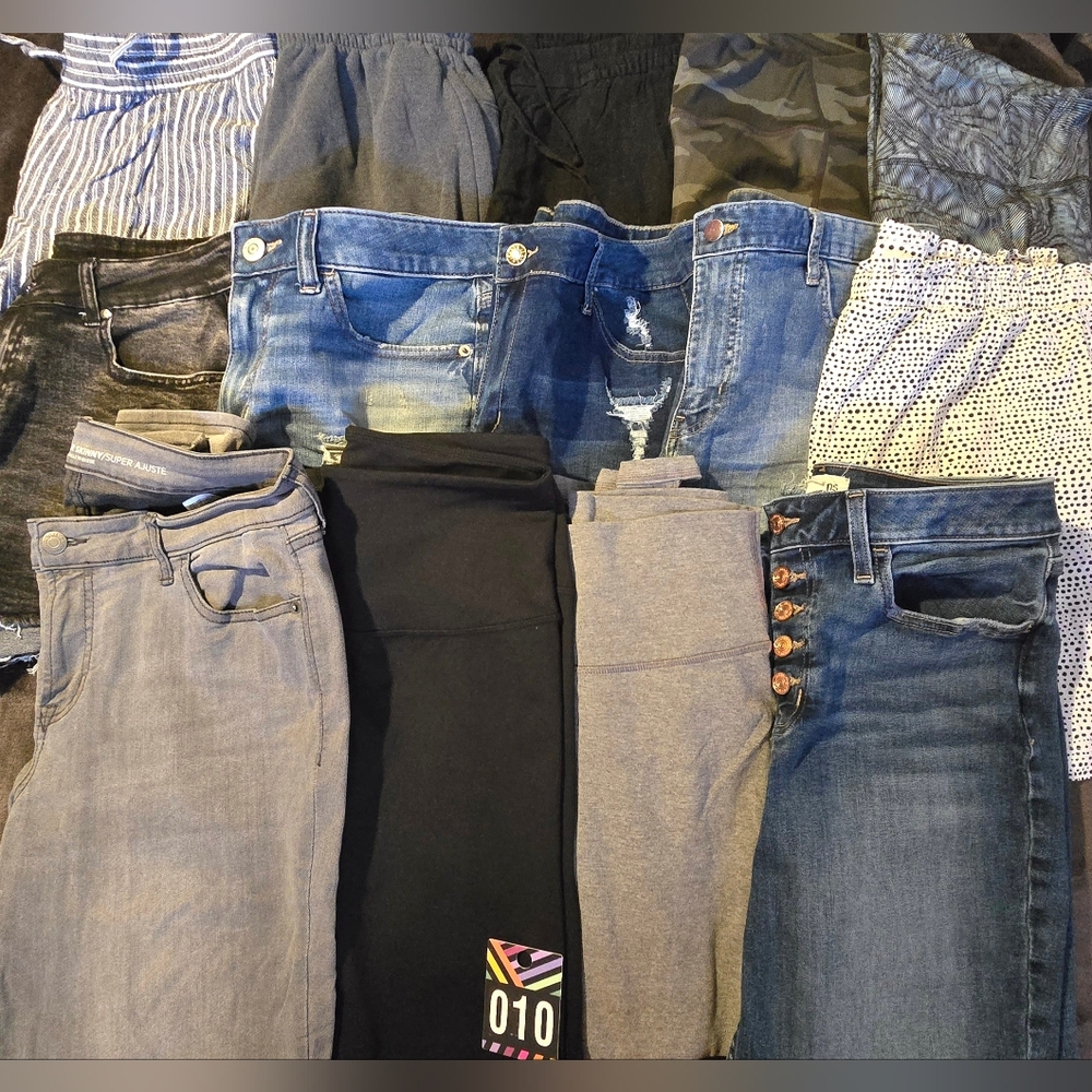 Lot/Bundle of 14 Womens Bottoms, Shorts/Pants (M, 10, 12)